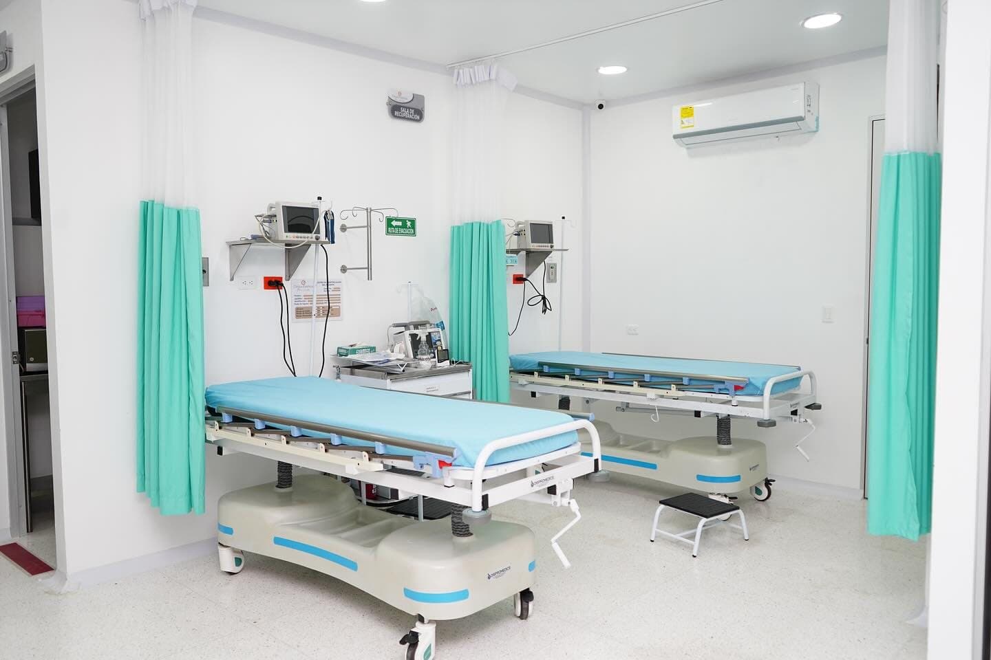 Sala de recuperación con camillas y monitores