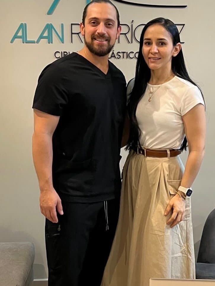 El Dr. Alan Rodríguez, cirujano plástico, junto a la Dra. Ana Cure