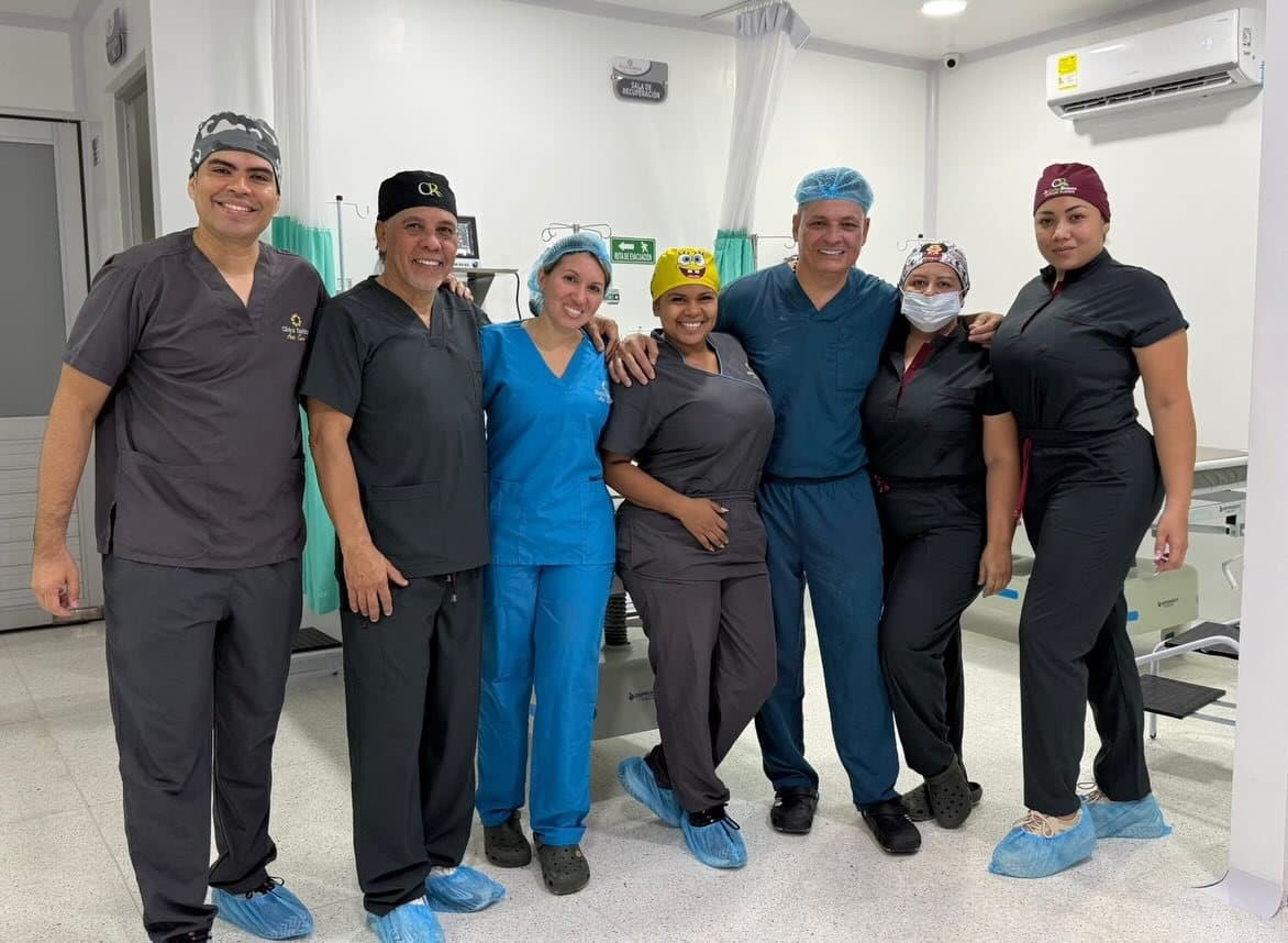 Equipo de cirugía de la clínica en el quirófano de Aguachica