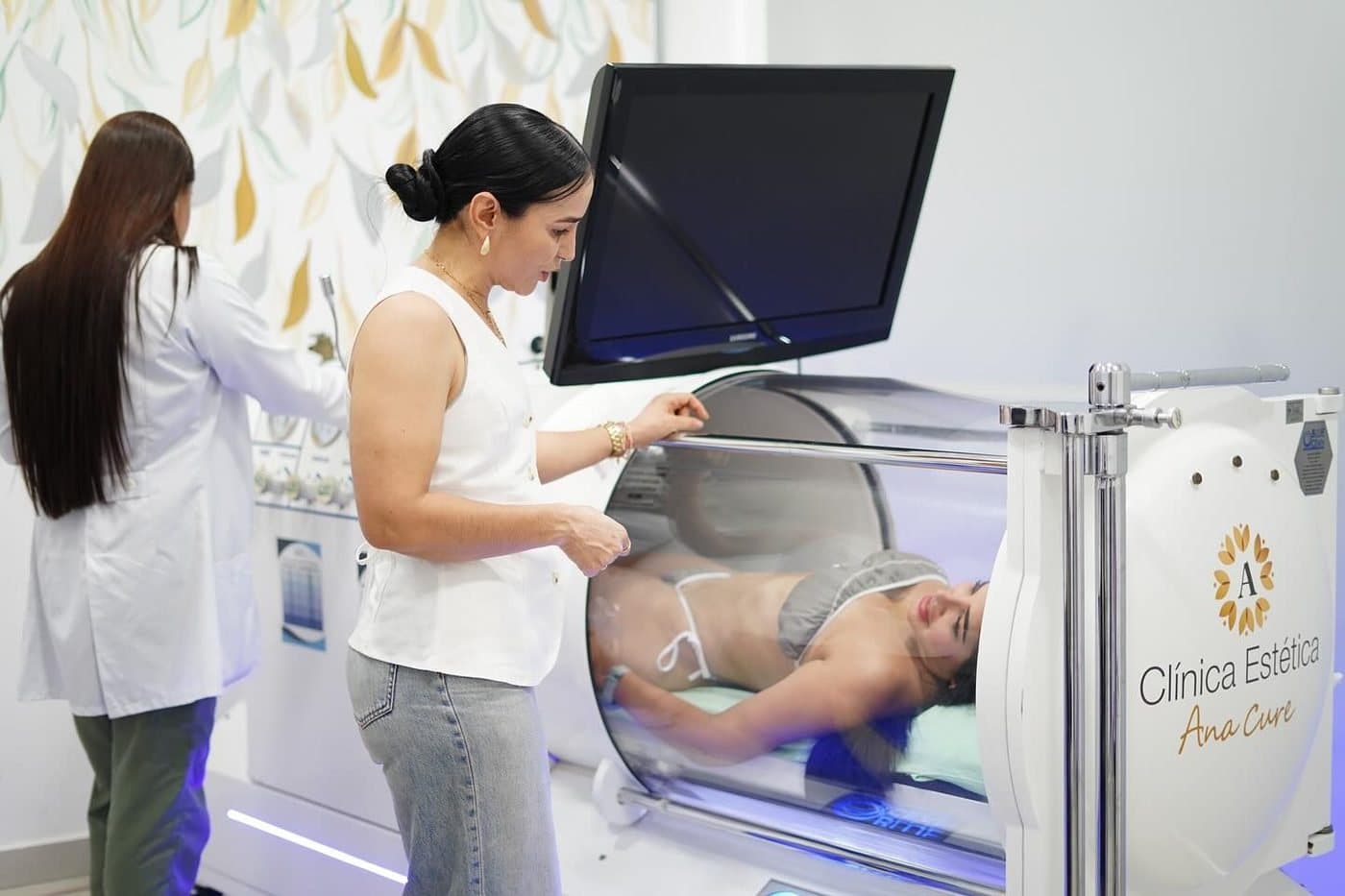 Cámara hiperbárica con el logo de la Clínica Estética Ana Cure
