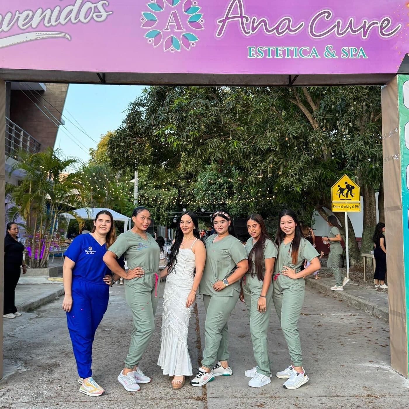 Equipo de Ana Cure en la entrada de la sede de El Banco